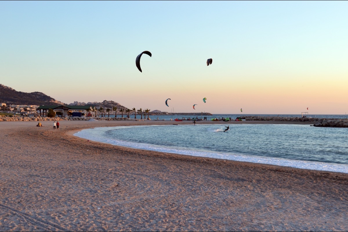 Une plage du sud de Marseille au coucher du soleil