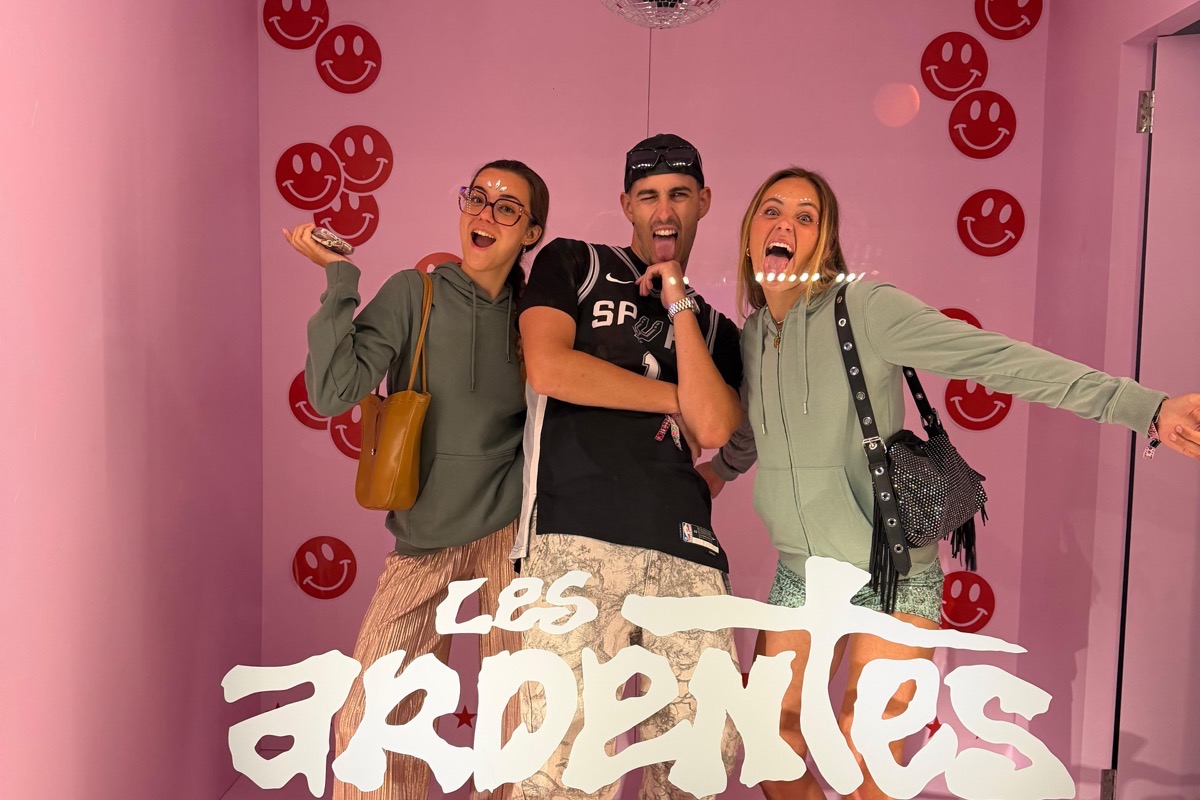 L'équipe VY Media dans le photobooth du festival Les Ardentes, à Liège