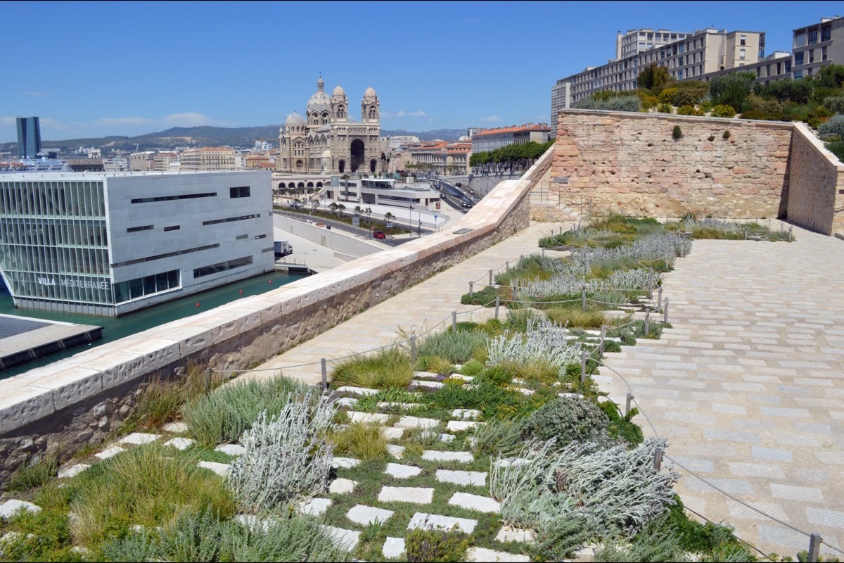 Marseille vue depuis le toit du MuCEM, avec la cathédrale La Major