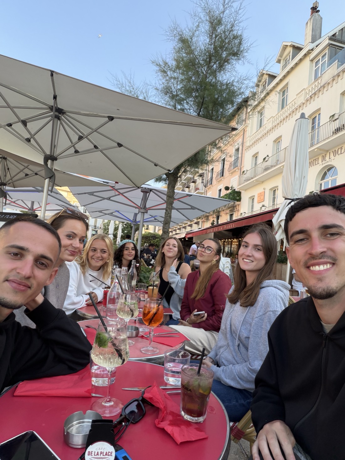 L'équipe VY Media en terrasse à Biarritz